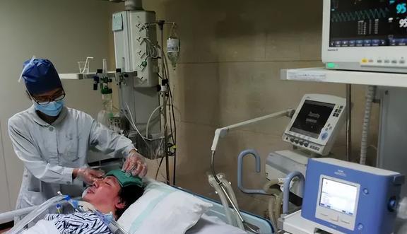 06年浙江男孩無法呼吸,父母擔(dān)球5000萬次供氧,用手為兒續(xù)命5年