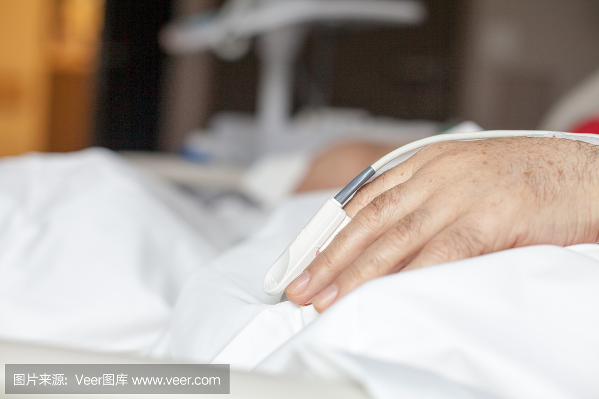 老年男子手持脈搏血氧計